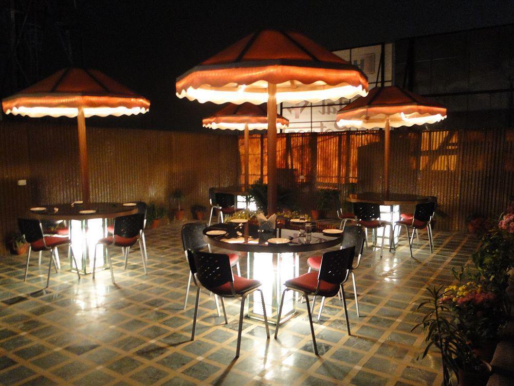 Hotel Crystal Retreat Agra  Ngoại thất bức ảnh